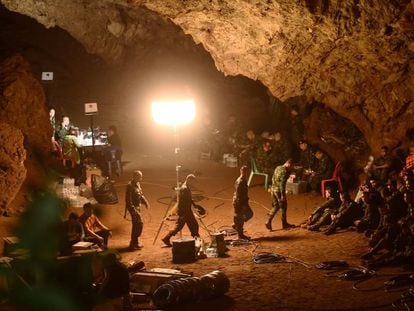Soldados tailandeses, en la cueva de Tham Luang, durante la operación de rescate de 12 niños y su entrenador de fútbol.