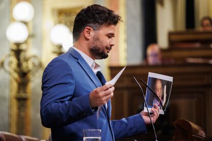 El portavoz de Esquerra Republicana en el Congreso, Gabriel Rufián, muestra fotos del rey emérito en Sanxenxo este martes durante el pleno.