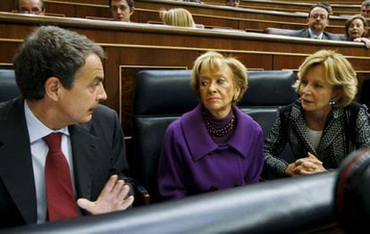 El presidente del Gobierno, José Luis Rodríguez Zapatero, la vicepresidenta María Teresa Fernández de la Vega y la vicepresidenta económica Elena Salgado, durante el debate de hoy en el Congreso de los Diputados.