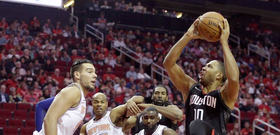 Eric Gordon lanza ante Willy Hernangómez.