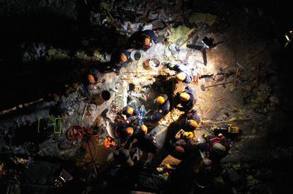 Vista aérea de un grupo de rescate trabajando en un edificio colapsado por el terremoto en Malatya, Turquía, este lunes.