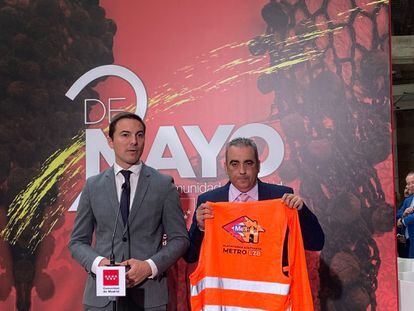 El candidato del PSOE a la Comunidad de Madrid, Juan Lobato (izquierda), en el acto institucional del Dos de Mayo con el alcalde de San Fernando de Henares, Javier Corpa.

