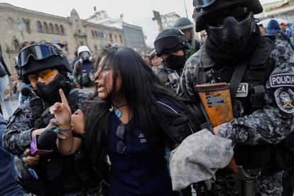 La policía boliviana detiene a una manifestante en La Paz el 21 de noviembre.