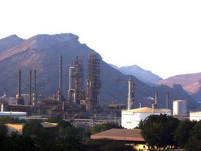 Una refinería de petróleo situada en la espectacular costa de Omán.