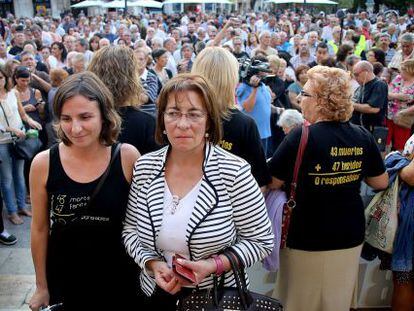 La presidenta de las víctimas del Metro de Valencia, Beatriz Garrote, junto a la de los vecinos de Angrois, Dolores Baluja.