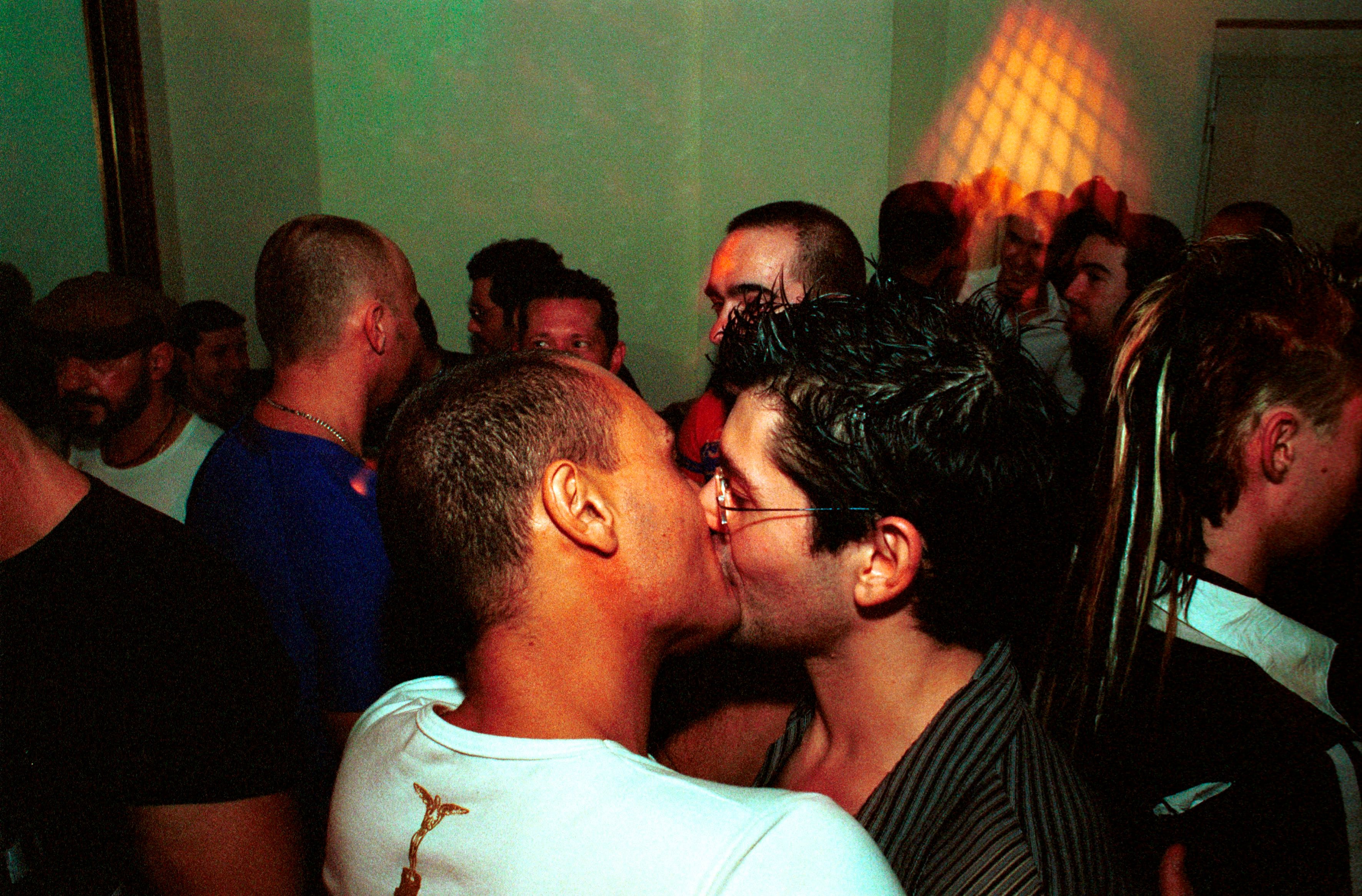 Dos hombres se besan en un bar del barrio de Chueca, en Madrid, en el año 2000.