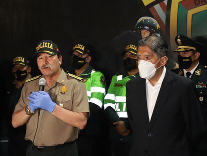 El general de la Policía de Perú, Javier Gallardo, y el exministro de Interior, Avelino Guillén.