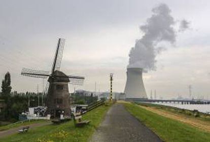 Vista general de la central nuclear de Doel, Bélgica. El gobierno belga tiene previsto cerrar la central de Doel en 2015 y la de Tihange en 2022. EFE/Archivo