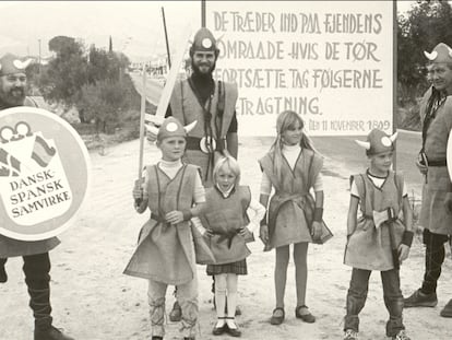 Ciudadanos daneses acuden a Huéscar para la firma de la paz el 11 de noviembre de 1981, en una imagen del documental 'La guerra más larga', de Jorge Rivera.