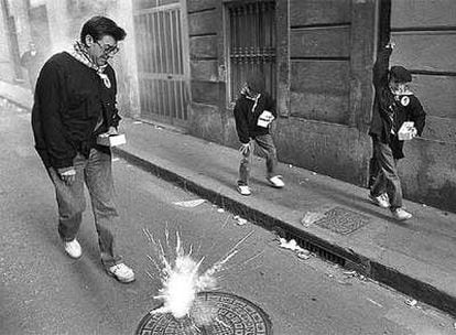 Dos niños con <i>trons de bac </i><b>participan en una </b><i>despertà</i><b> en el barrio de Velluters de Valencia, en una foto de archivo.</b>