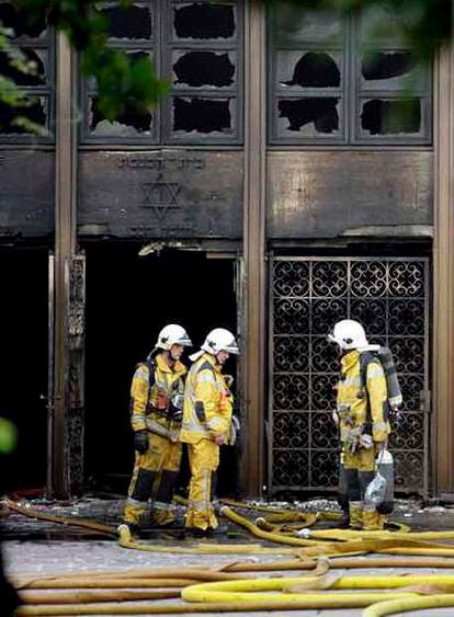 Bomberos del SIS (Services Incendie et Secours) trabajan para controlar el incendio que se declaró en la Sinagoga de Ginebra, Suiza.