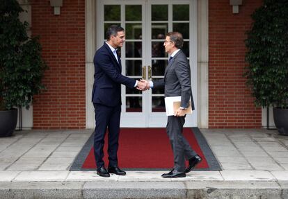 The President of the Government, Pedro Sánchez, together with the leader of the PP, Alberto Núñez-Feijóo, in a meeting at the Palacio de la Moncloa in October.