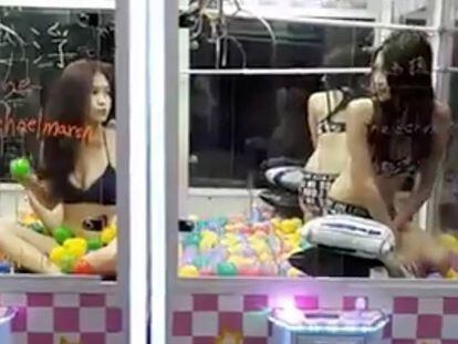 Dos de las chicas en bikini el interior de las máquinas.