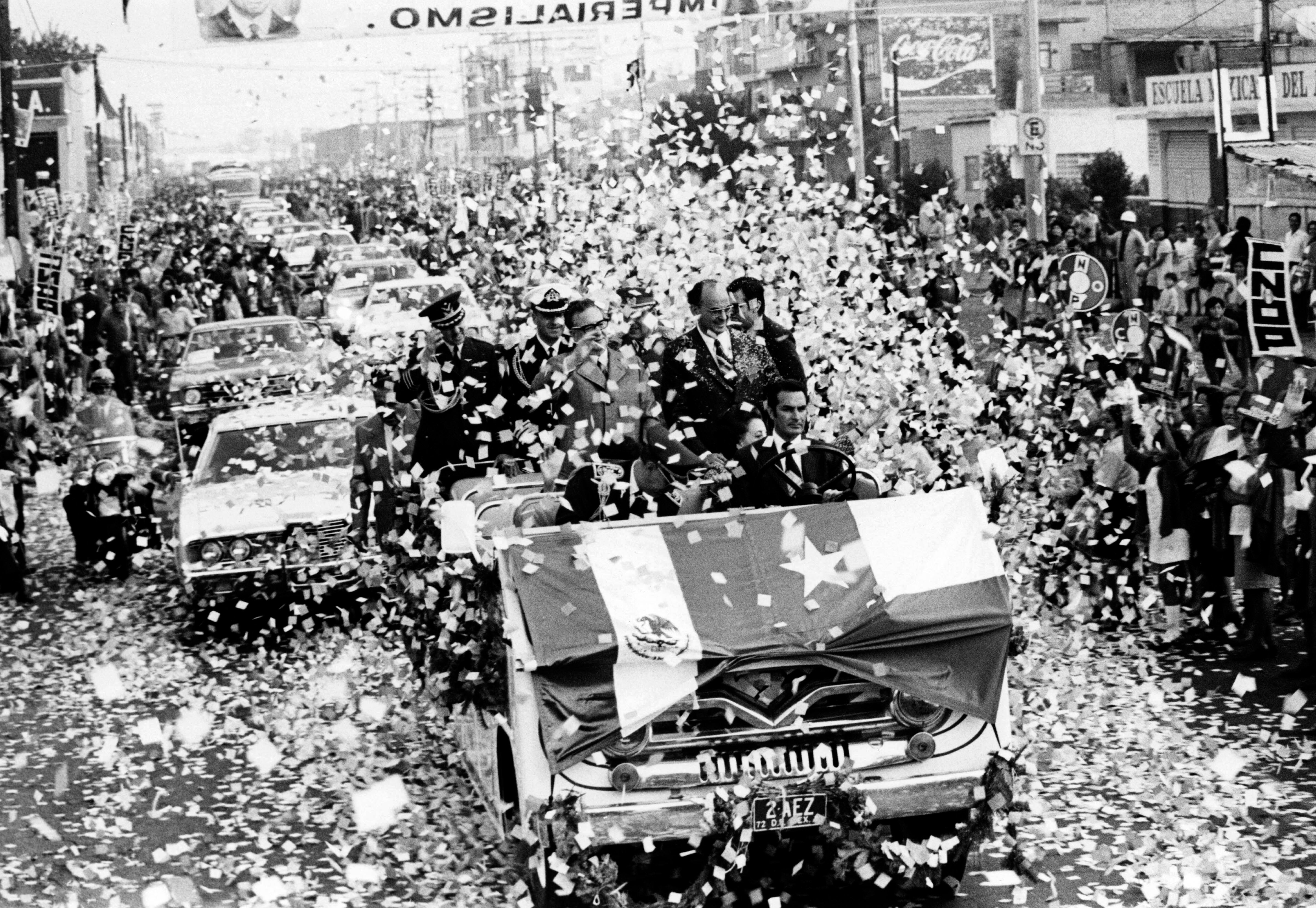 Entrada triunfal de Salvador Allende y el presidente mexicano Luis Echeverría el 30 de noviembre de 1972, en Ciudad de México.