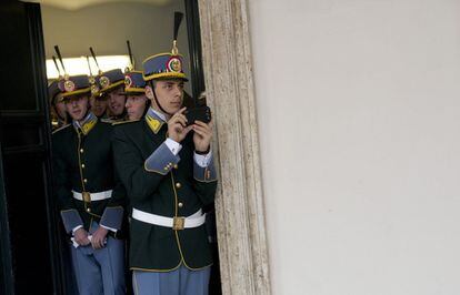 Un miembro de la Guardia de Honor italiana fotografía al presidente de los Estados Unidos, Barack Obama, durante su visita al presidente italiano, Giorgio Napolitano en el Palacio del Quirinal en Roma.