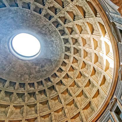 Vista de la inmensa cúpula del Panteón de Roma, con el hipnótico óculo por el que entran tanto la luz como la lluvia.