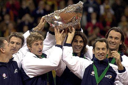 De izquierda a derecha, Avendaño, Robredo, Ferrero, Nadal, Arrese y Moyà, con la Copa Davis.