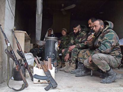 Soldados sirios se toman un descanso en Alepo este viernes. 