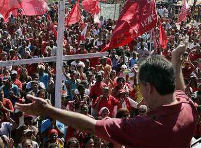 El pastor presbiteriano Helio Rios habla ante cientos de miembros del Movimiento de los Sin Tierra (MST) en una finca ocupada al sur de Brasil.