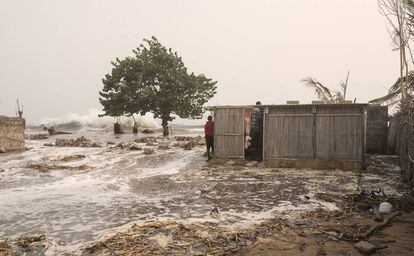 La aldea ghanesa de Fuvemeh se inunda con la subida de la marea.