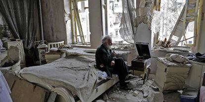 Mohammed Mohiedin Anis, en su casa destruida en Aleppo (Siria).