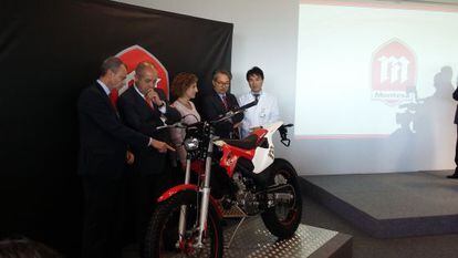 El conseller Felip Puig, a la presentació de la nova moto de Montesa.