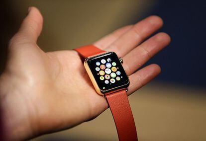 Apple Watch es el primer producto nuevo de la empresa con sede en Cupertino (California) desde el lanzamiento del iPad en el año 2010 y el primero, también, desde que Tim Cook asumió las riendas de la compañía tras la muerte del mítico cofundador de Apple Steve Jobs. El reloj saldrá a la venta el próximo 24 de abril, aunque los pedidos por adelantado podrán comenzar a hacerse el 10 de abril.