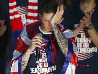 Torres se emociona en la plaza de Neptuno en la celebración del triunfo de su equipo en la Europa League. 