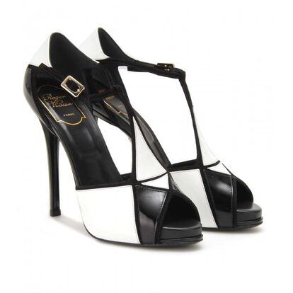 El binomio blanco y negro, en ropa y complementos, vuelve a ser tendencia. Esta sandalia es de Roger Vivier (820 euros).