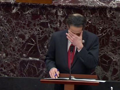 El senador Jamie Raskin se enjuga las lágrimas durante su discurso, este martes en la primera sesión del 'impeachment'.
