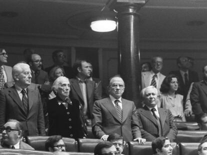 Los diputados del PCE, en pie en sus escaños en una sesión de la legislatura constituyente, en 1977. En primera fila, de izquierda a derecha, Rafael Alberti, Gregorio López Raimundo, Dolores Ibarruri 'Pasionaria', Santiago Carrillo e Ignacio Gallego.