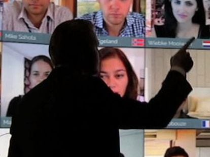 El IE lanza WOW Room, un aula virtual con pantalla gigante y reconocimiento facial de las emociones del alumno