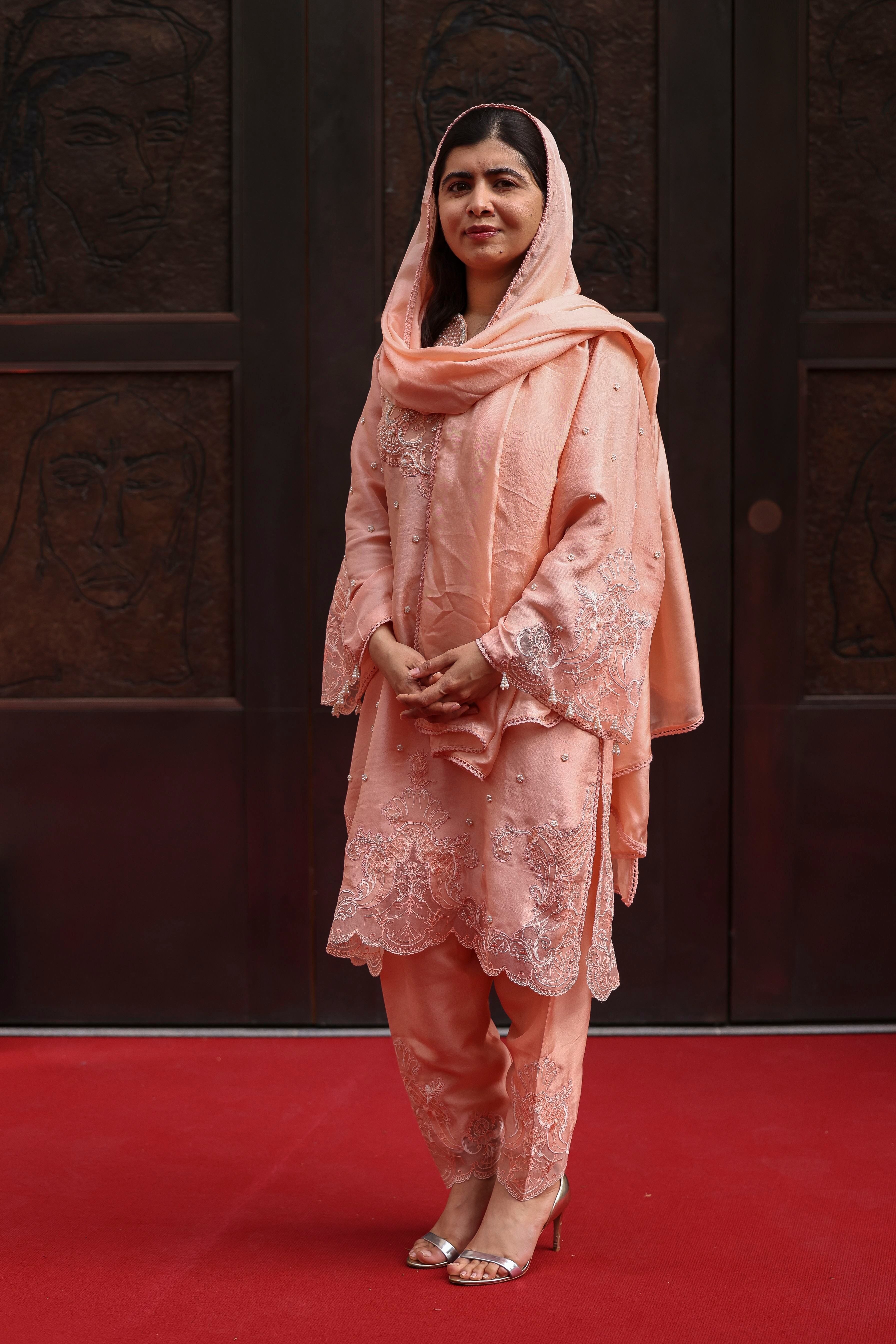 La activista Afgana Malala Yousafzai posa el 20 de junio ante las puertas de bronce diseñada por la artista Tracey Emin para la National Portrait Gallery