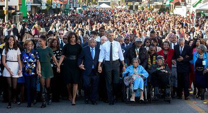 Obama cruza en 2015 el puente de Selma (Alabama) para conmemorar los 50 años de la marcha por el derecho al voto de los negros, que fue duramente reprimida.