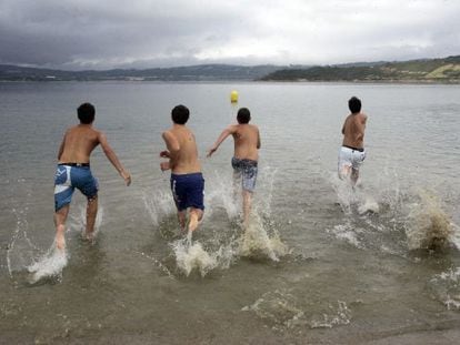 Ba&ntilde;istas disfrutando de la playa 