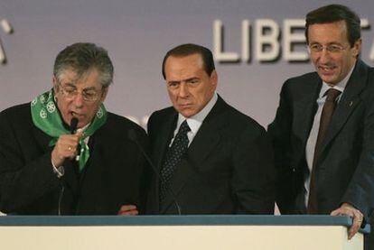 De izquierda a derecha: Umberto Bossi, Silvio Berlusconi y Gianfranco Fini en un mitin en Roma, en 2006.
