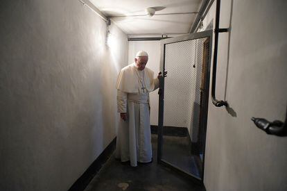 El papa Francisco visita la celda del santo católico Maximilian Kolbe en el campo de exterminio nazi de Auschwitz en Oswiecim, Polonia, el 29 de julio de 2016. Kolbe, un sacerdote católico polaco sacrificó su vida para salvar a otro hombre.
