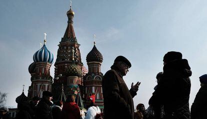 Ciudadanos en la Plaza Roja de Moscú, Rusia.