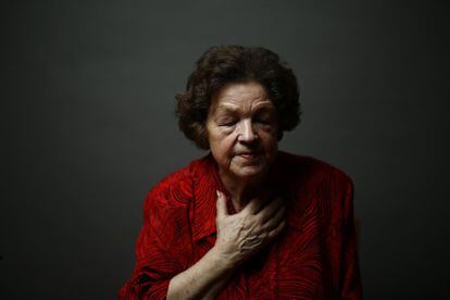 Danuta Bogdaniuk-Bogucka (nombre de soltera Kaminska), de 80 años, posa para un retrato en Varsovia el 5 de enero de 2015. Bogdaniuk-Bogucka tenía 10 años cuando fue enviada al campo de Auschwitz-Birkenau con su madre. Después de la guerra se reencontró con su madre y descubrieron que ambas habían estado en el campo de Ravensbruck al mismo tiempo.