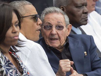 Los presidentes Obama y Castro charlan al lado de la primera dama Michelle Obama.