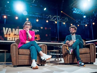 La presentorda y humorista Ana Morgade y el coproductor ejecutivo del programa Marc Amorós durante la presentación del nuevo programa de RTVE ‘Vamos a llevarnos bien’.