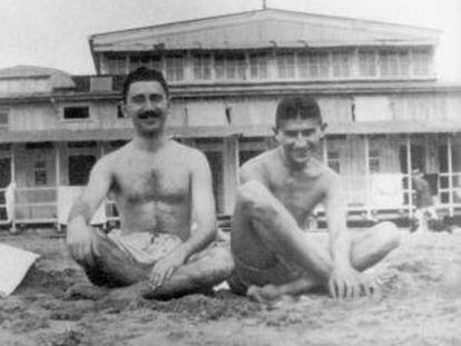 Franz Kafka (derecha) en una imagen de juventud en una playa.