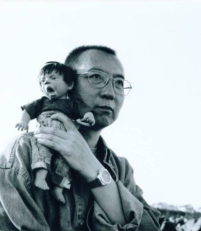 Fotografía cedida sin fecha del activista y nobel de la Paz chino, Liu Xiaobo, en Pekin (China). Liu Xiaobo falleció bajo custodia en un hospital del norte del país, tras haber sido recientemente excarcelado por un cáncer terminal, según anunció un comunicado oficial. Liu murió a los 61 años después de pasar los casi nueve últimos en prisión, donde se le concedió el premio Nobel en 2010 por su activismo a favor de la democratización de China.