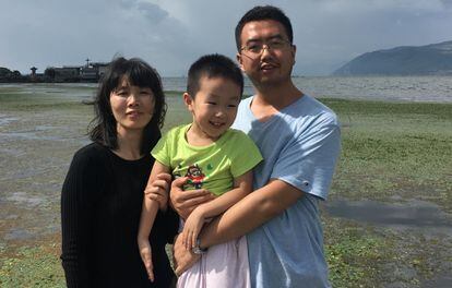 El abogado Chang Weiping junto a su mujer, Chen Zijuan, y su hijo en una imagen del perfil de Facebook de ella.