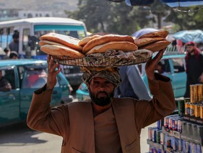Un vendedor de pan en Afganistán, donde más de 20 millones de personas pasan hambre.