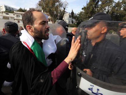 La policía dispersa a abogados que participan en las protestas, este jueves, en contra del presidente argelino, Abdelaziz Buteflika, en Argel.