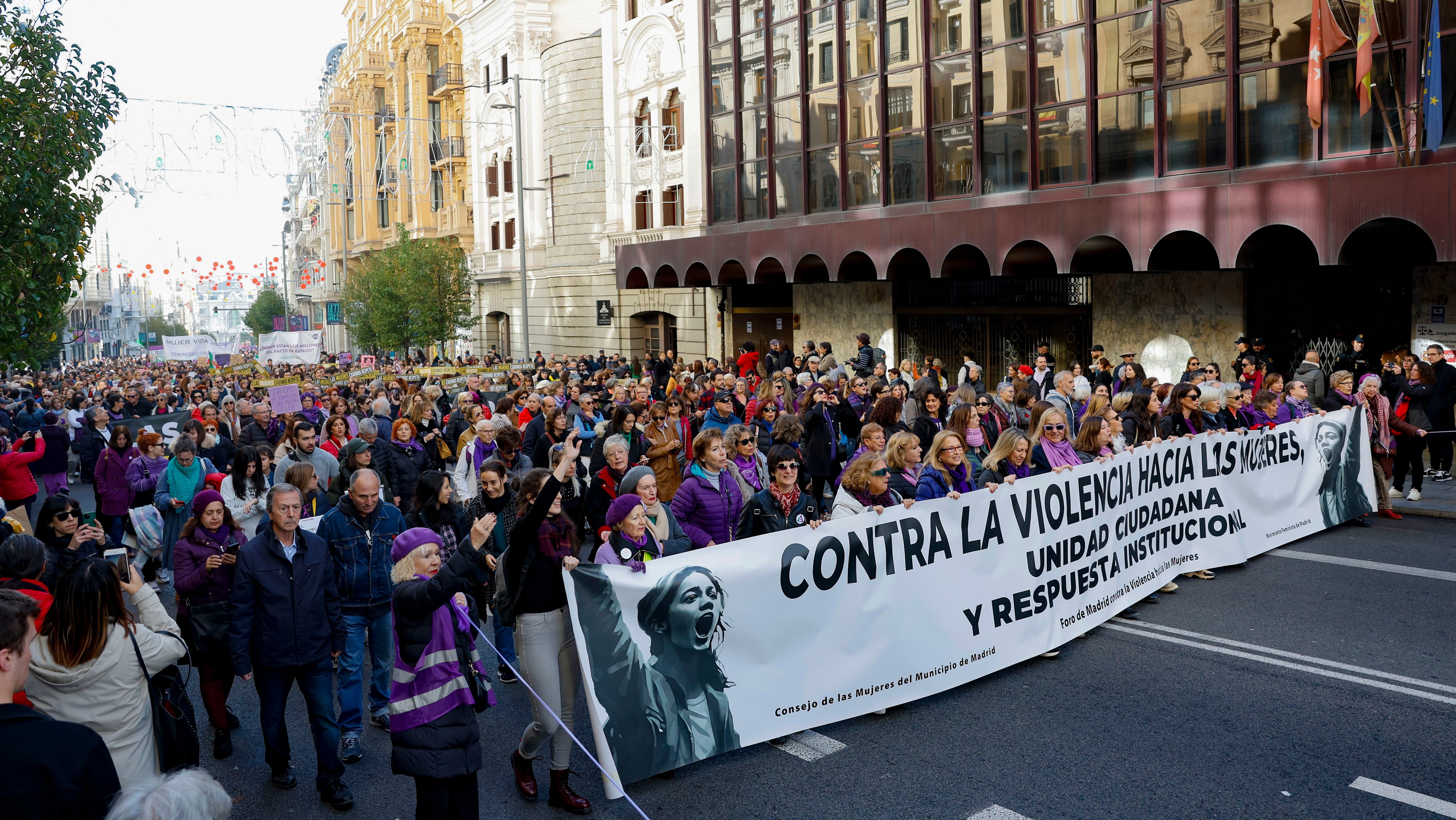 Miles de personas se manifiestan este sábado en la Gran Vía de Madrid contra la violencia machista.