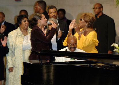 Aretha Franklin, Alicia Keys y Patti LaBelle cantan junto al pianista Donnie Harper en el funeral de Luther Vandross en 2005.