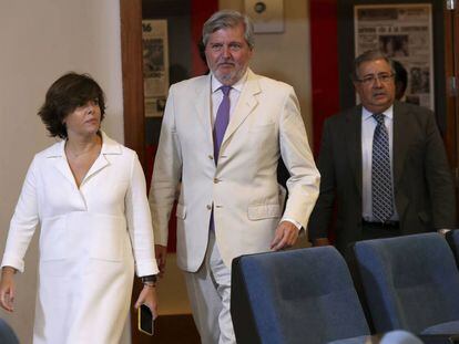 La vicepresidenta del Govern, Sáenz de Santamaría, el ministre de Cultura i portaveu, Méndez de Vigo (centre) i el titular d'Interior, Zoido, després d'una reunió del Consell de Ministres.
