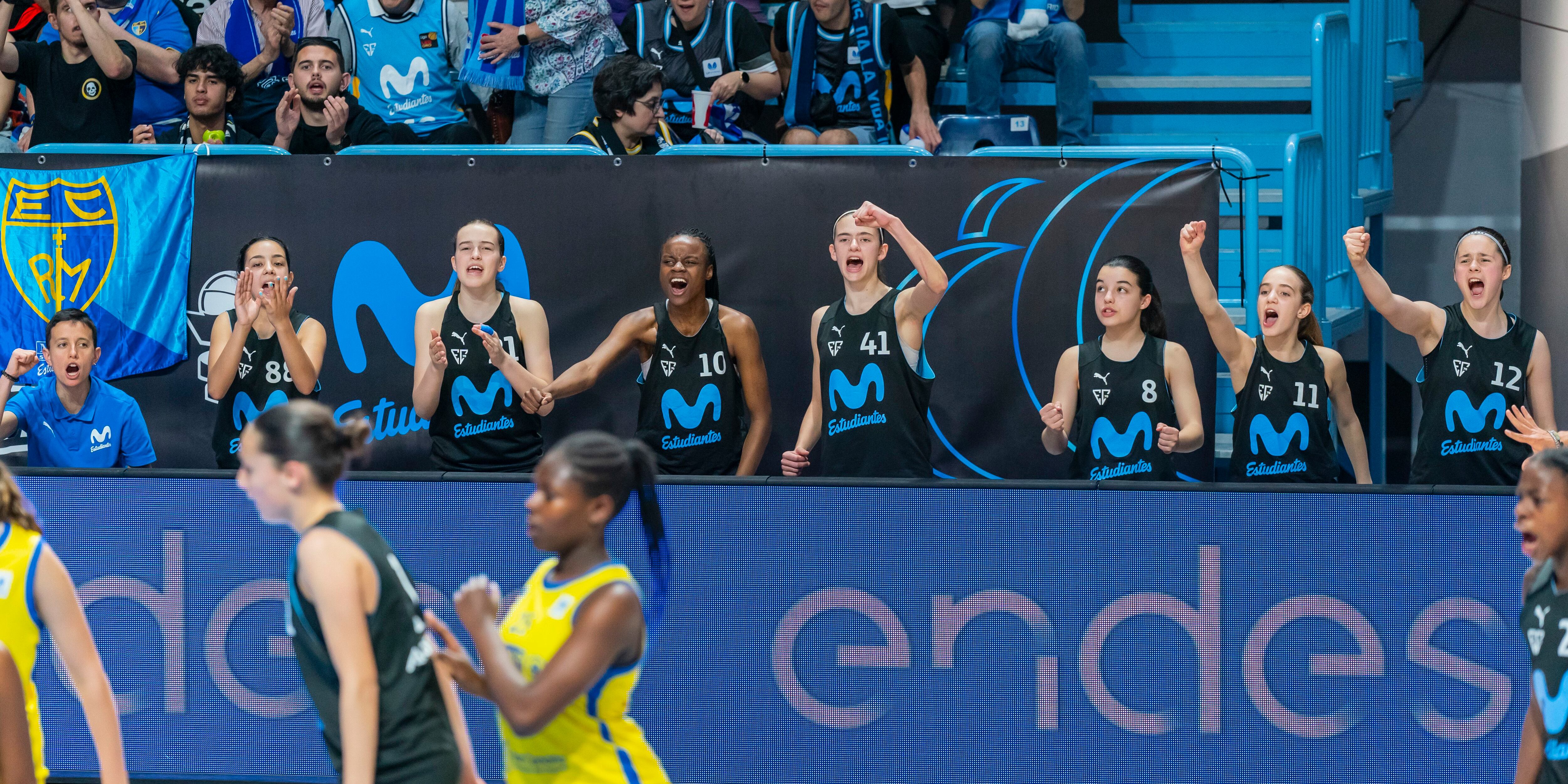 Las jugadoras de Estudiantes animan desde el banquillo durante la Minicopa 2024 de Huelva.
